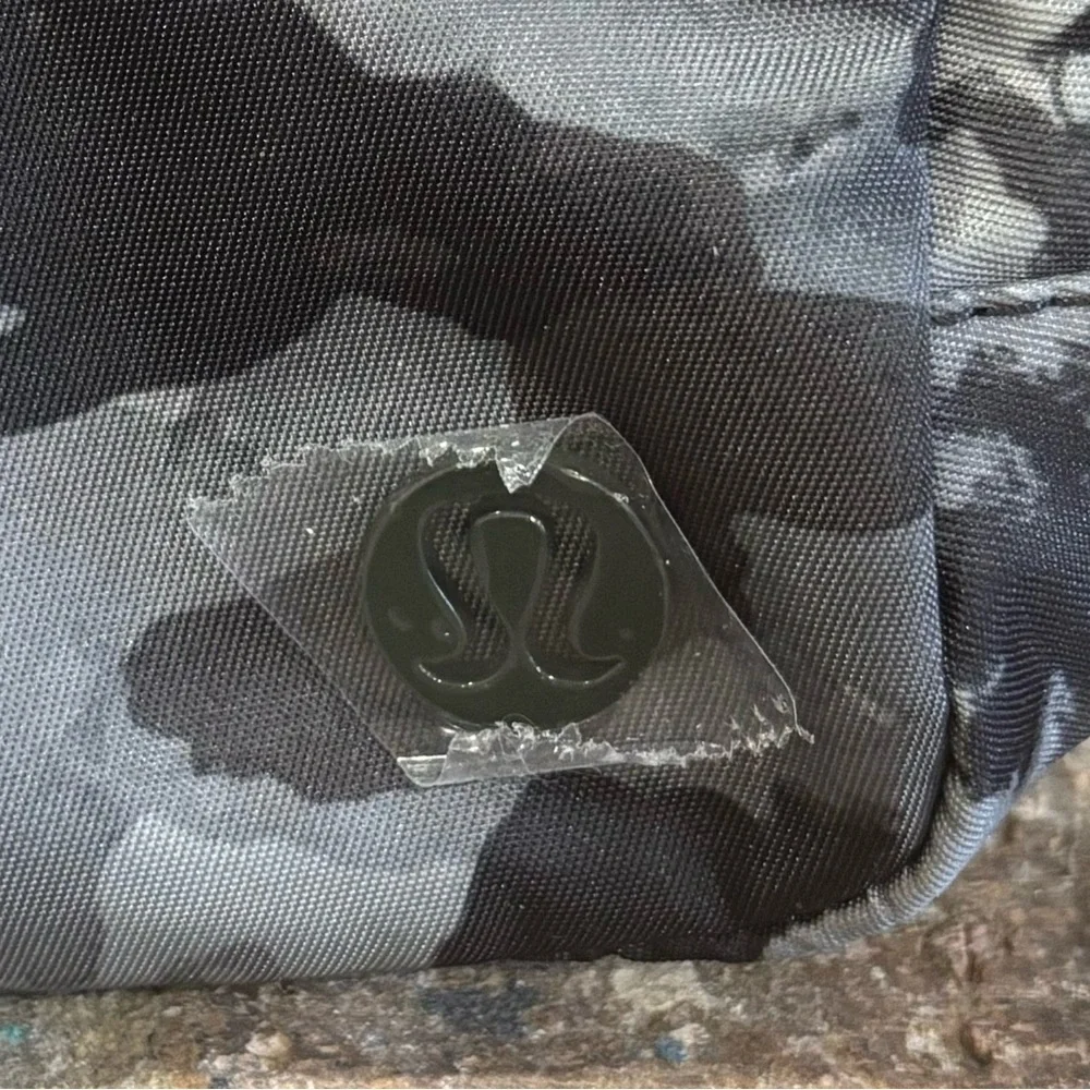 NWT Lululemon Everywhere Belt Bag Long Strap In Thawed Camo Grey Multi - Picture 3 of 9